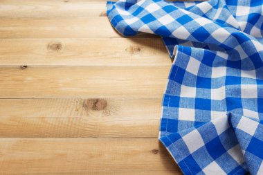 önünde rustik masada bez peçete,