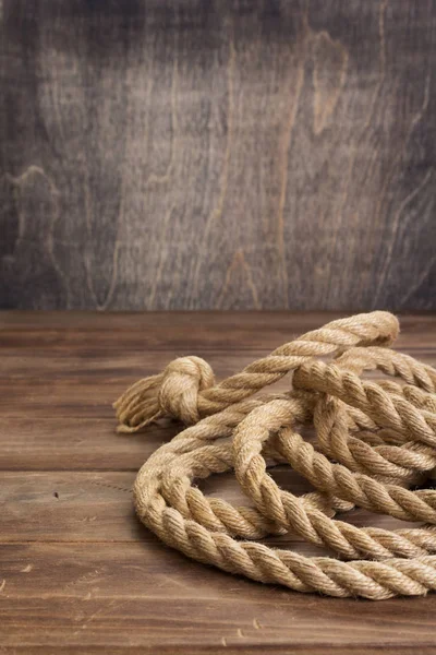 Schip touw op houten bord achtergrond — Stockfoto
