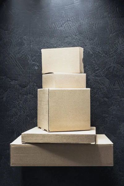 Caixa de papelão na superfície de fundo preto — Fotografia de Stock