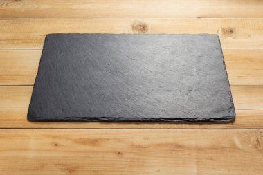 ahşap tahta da kayrak taş tabela levha