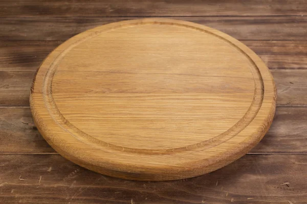 Tagliere pizza al tavolo in legno rustico — Foto Stock