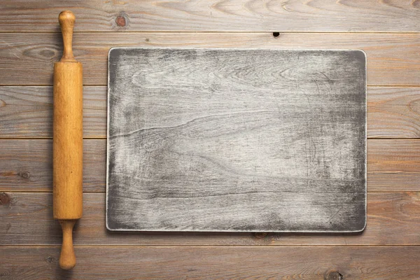 Menggulung pin di meja papan kayu berkarat — Stok Foto