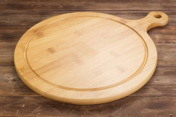 Tabla de cortar pizza en mesa de madera rústica —  Fotos de Stock