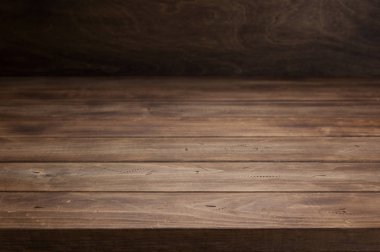 önünde boş ahşap masa