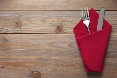 rustik ahşap arka planda peçete bıçak ve çatal