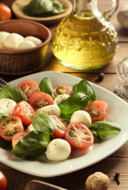 ahşap plaka Caprese salatası
