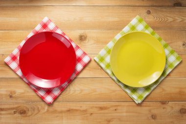 rustik ahşap masa arka planda plaka ve peçete bezi