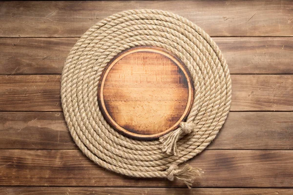 Sign board and ship rope at wooden background — Stock Photo, Image