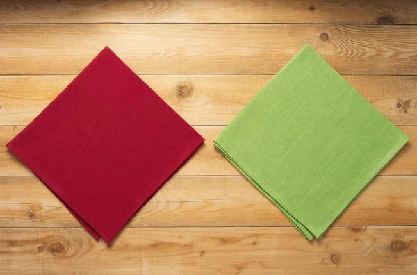 素朴な木製のテーブルの上の布ナプキン — ストック写真