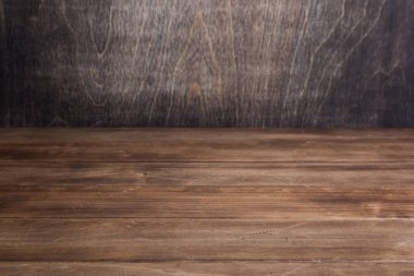 önünde boş ahşap masa