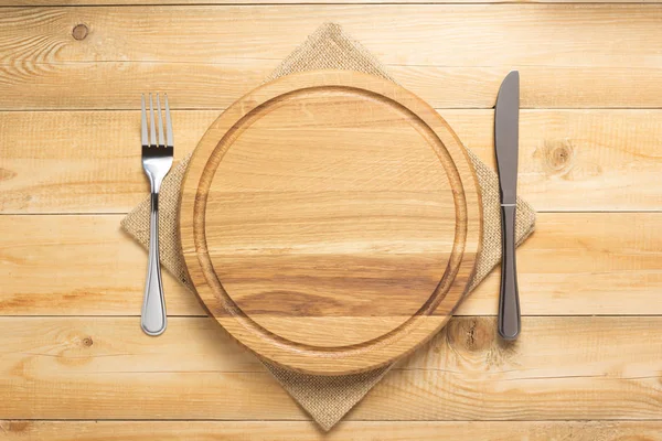 披萨切割板和餐巾在质朴的木桌 — 图库照片