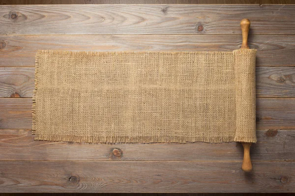 Κυλιόμενη καρφίτσα και λεηλασία λινάτσα σε ξύλινη σανίδα — Φωτογραφία Αρχείου