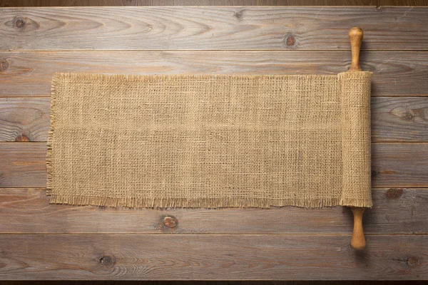 Rouleau à pâtisserie et toile de jute au panneau en bois — Photo