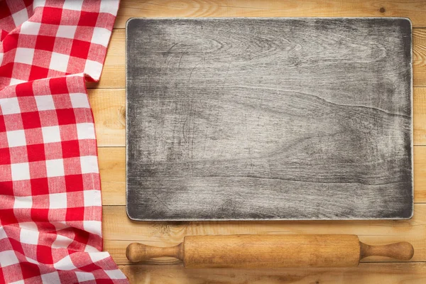 Tovagliolo di stoffa e tagliere su sfondo rustico in legno — Foto Stock