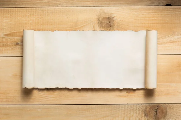 Ahşap arka planda kavisli veya kaydırılan kağıt — Stok fotoğraf