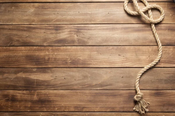 木製のボードの背景に船のロープ — ストック写真