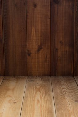 önünde boş ahşap masa