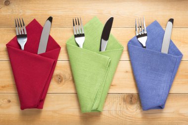 rustik ahşap arka planda peçete bıçak ve çatal