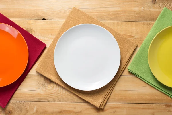 rustik ahşap masa arka planda plaka ve peçete bezi