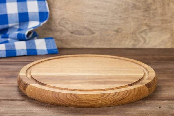 Cięcie pizzy i obrus serwetka na drewnianym stole — Zdjęcie stockowe