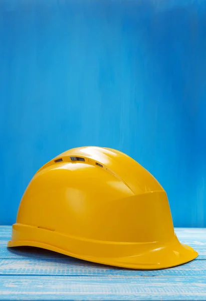 Construction helmet on wooden table background — Stock Photo, Image