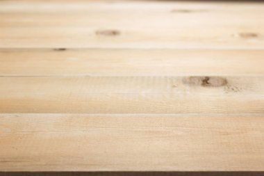 önünde boş ahşap masa tahtası 