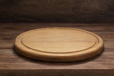 rustik ahşap masada pizza kesme tahtası