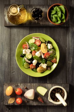 taze salata tabağı ve malzemeler