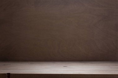 önünde boş ahşap masa