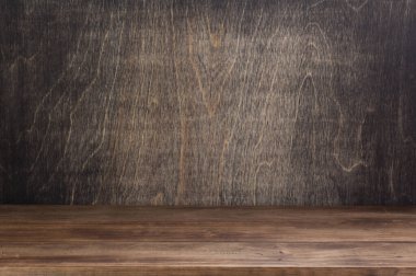 önünde boş ahşap masa