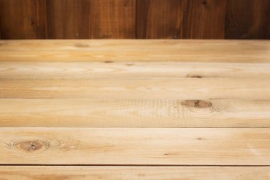 önünde boş ahşap masa