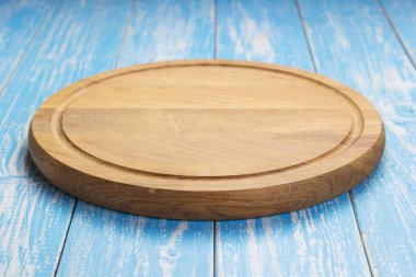 rustik ahşap masada pizza kesme tahtası