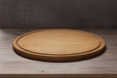 rustik ahşap masada pizza kesme tahtası 