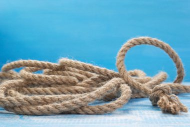 Ahşap masada gemi halatı