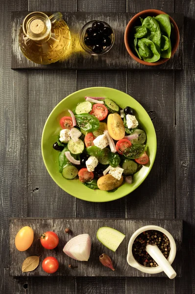 taze salata tabağı ve malzemeler