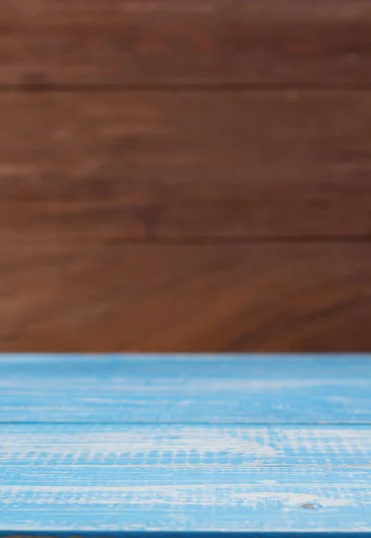 前面に空の青い木製のテーブル — ストック写真