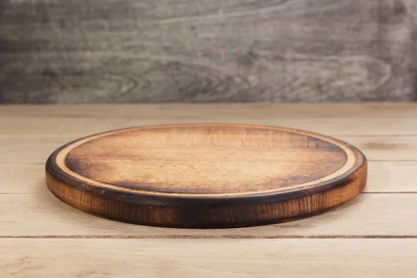Placa de corte de pizza na mesa de madeira rústica — Fotografia de Stock