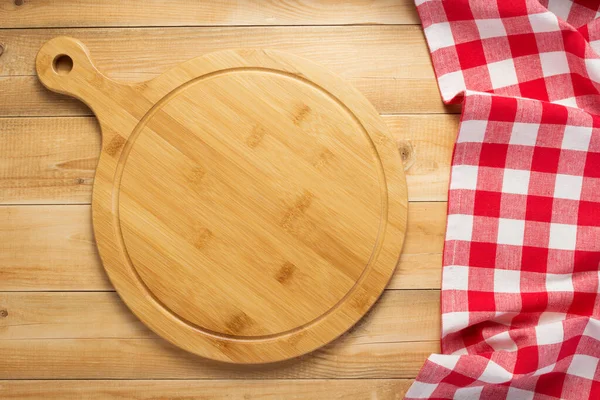 Tagliere pizza e tovagliolo su sfondo di legno — Foto Stock