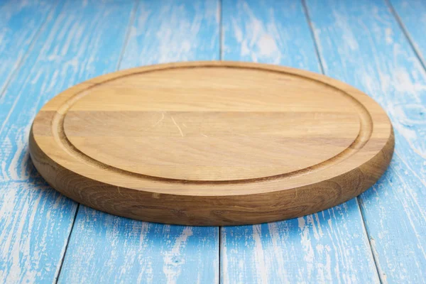 rustik ahşap masada pizza kesme tahtası