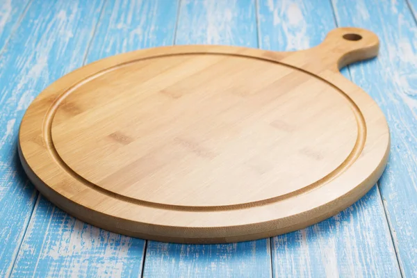 rustik ahşap masada pizza kesme tahtası