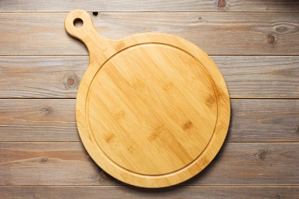 Corte de placa de pizza na mesa de tábua de madeira — Fotografia de Stock