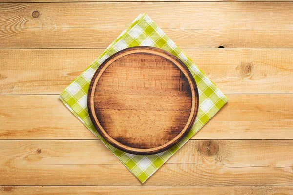 Placa de corte de pizza em fundo de madeira rústica — Fotografia de Stock