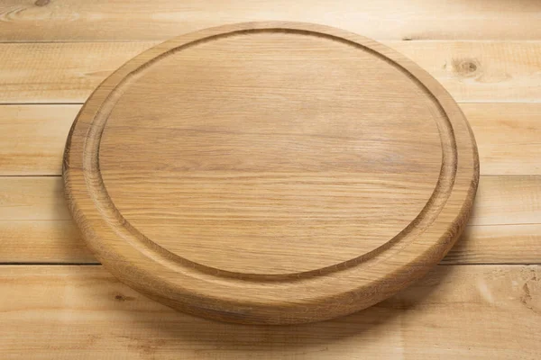 Kırsal ahşap masada pizza kesme tahtası.
