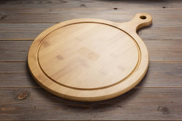 rustik ahşap masada pizza kesme tahtası