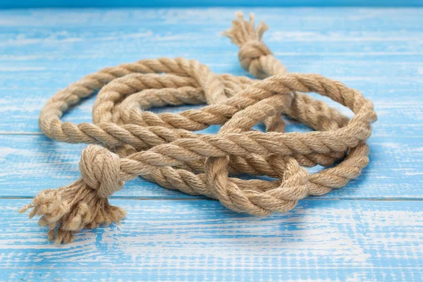 Ship rope at wooden board background — Stock Photo, Image