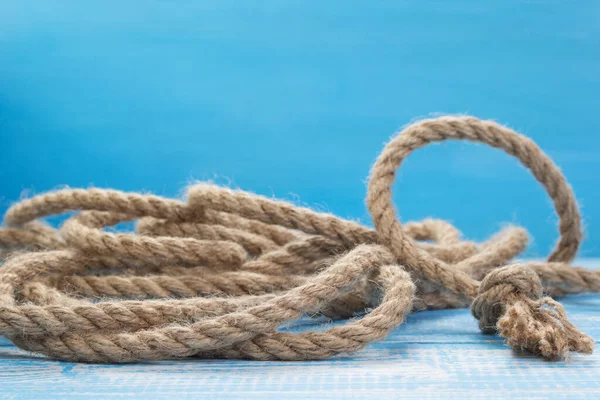 Scheepstouw aan houten tafel — Stockfoto