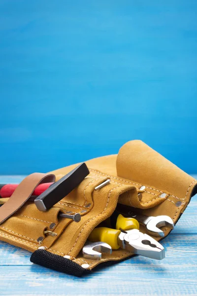 Outils et instruments à ceinture sur table en bois — Photo