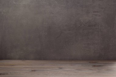 önünde boş ahşap masa