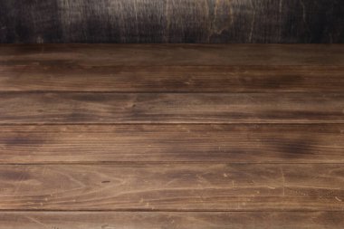 önünde boş ahşap masa