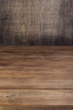 önünde boş ahşap masa